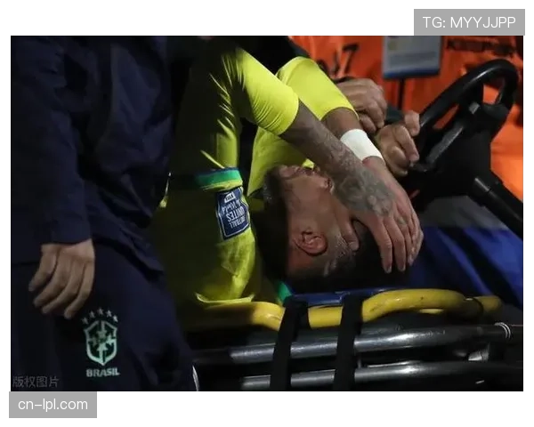 法兰克福后卫泰特训练中膝盖受伤,将无限期缺阵