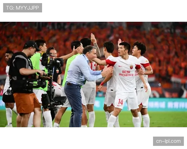 山东泰山队抵达上海，备战与海港的联赛次轮焦点战